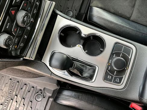 Used 2022 Jeep Grand Cherokee Laredo X image 19