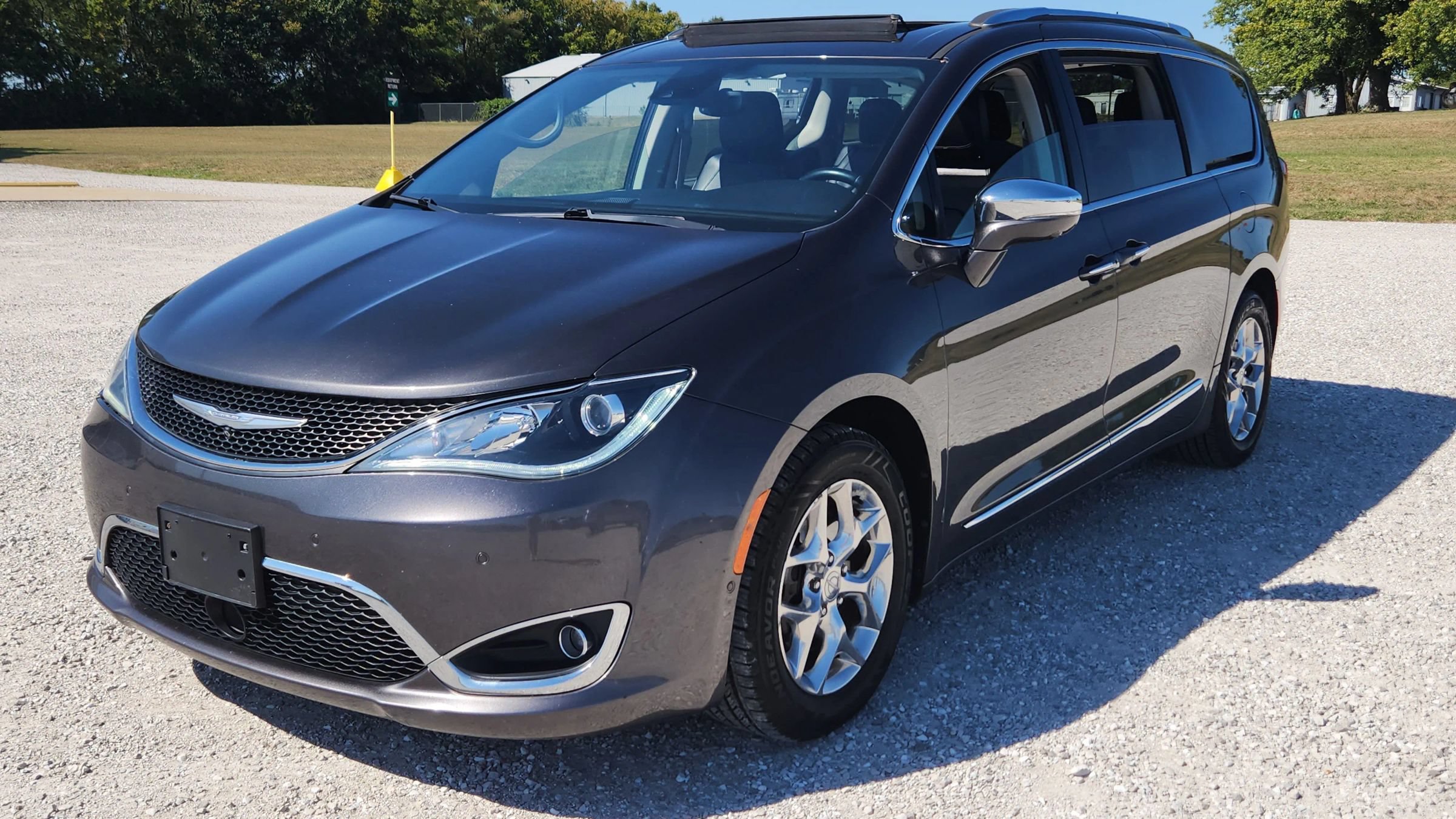 Used 2017 Chrysler Pacifica Limited FWD image 7