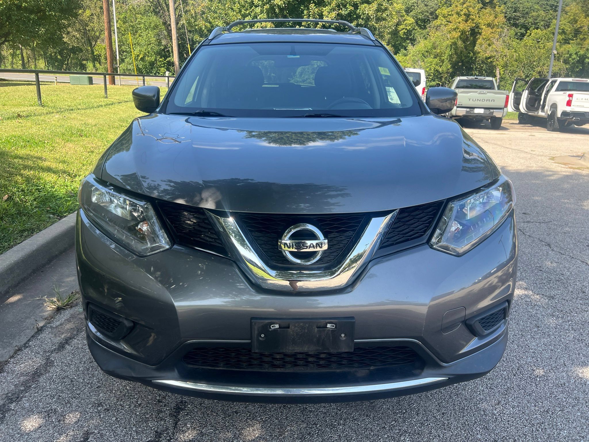 Used 2016 Nissan Rogue SV AWD/4WD image 2