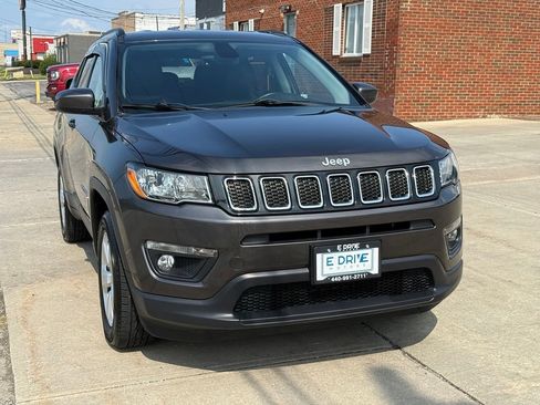 Used 2018 Jeep Compass Latitude w/ Popular Equipment Group AWD/4WD image 3