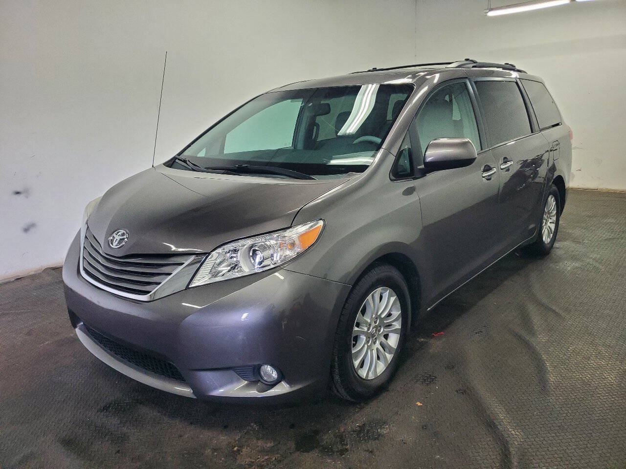 Used 2013 Toyota Sienna XLE w/ Entertainment Pkg FWD image 1
