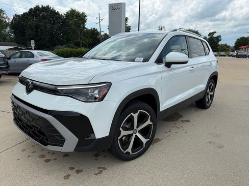 New 2025 Volkswagen Taos SEL image 3