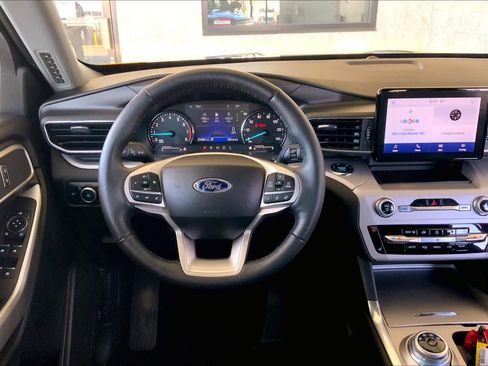 Used 2023 Ford Explorer XLT w/ Equipment Group 202A image 5
