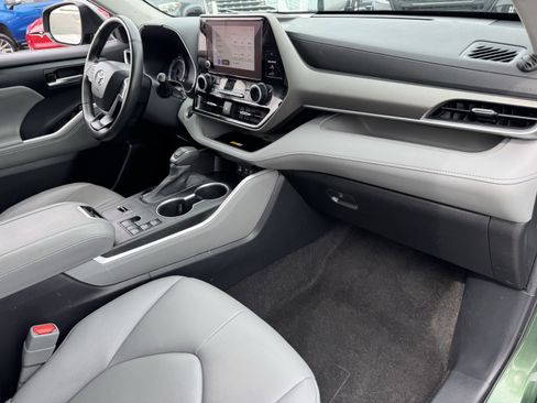 Used 2023 Toyota Highlander XLE AWD/4WD image 40