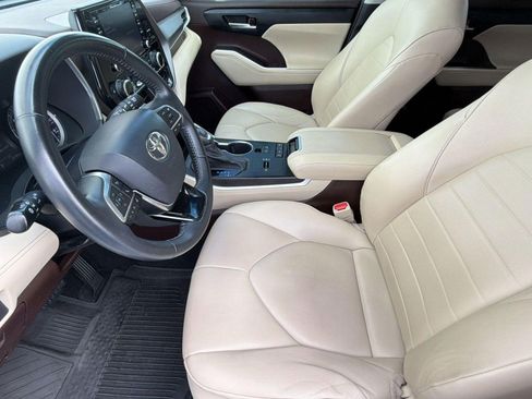 Used 2021 Toyota Highlander XLE FWD image 5