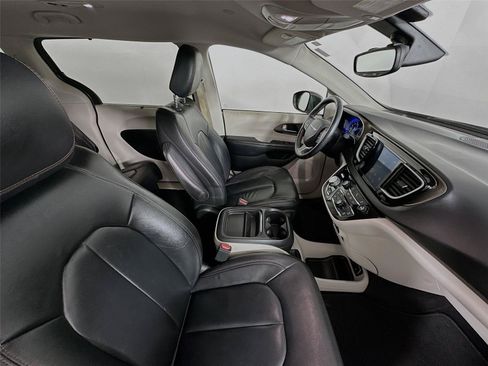 Used 2017 Chrysler Pacifica Touring-L FWD image 29