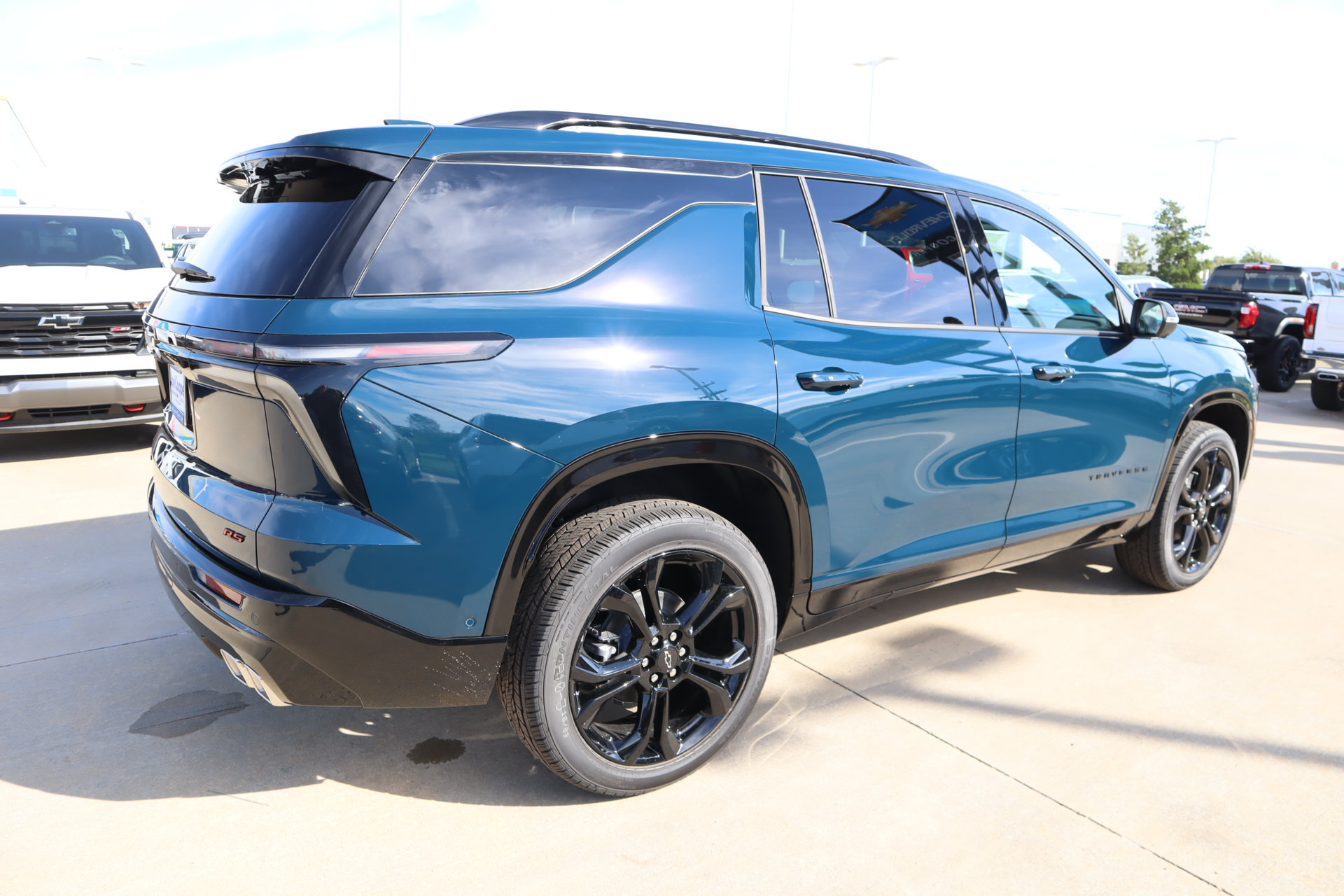 New 2027 Chevrolet Traverse RS w/ LPO, Floor Liner Package AWD/4WD image 24