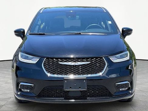 Used 2025 Chrysler Pacifica Select FWD image 2