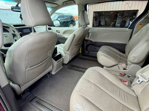 Used 2014 Toyota Sienna XLE image 21