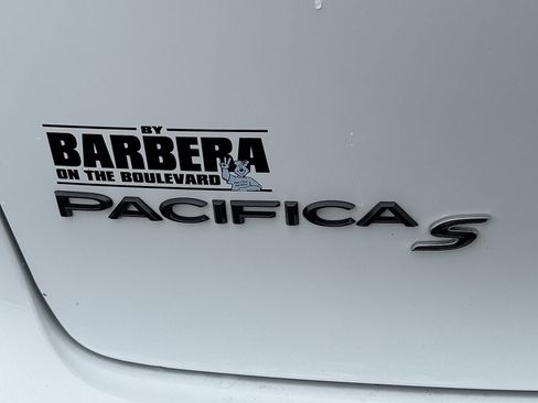 Used 2025 Chrysler Pacifica Limited FWD image 30
