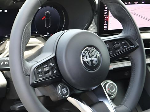 Used 2025 Alfa Romeo Tonale AWD/4WD image 18