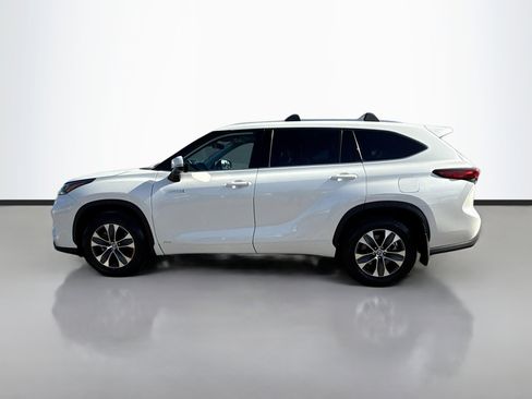 Used 2021 Toyota Highlander XLE image 2