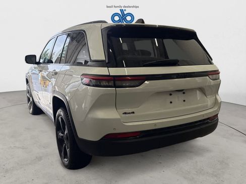 Used 2023 Jeep Grand Cherokee Altitude image 3