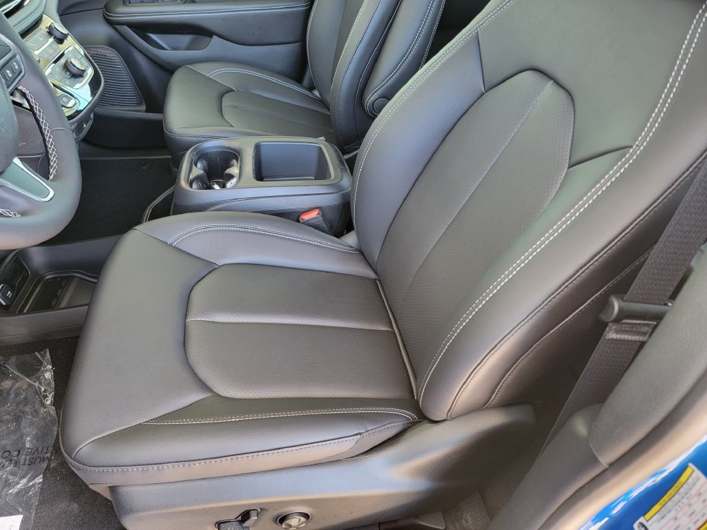 New 2026 Chrysler Pacifica Select FWD image 10