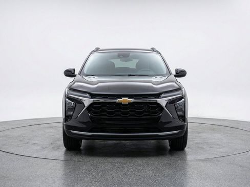 Used 2025 Chevrolet Trax LT FWD image 2