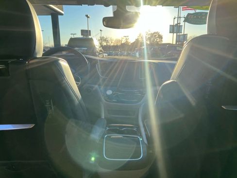 Used 2023 Chrysler Pacifica Limited w/ Uconnect Theater Family Group image 17