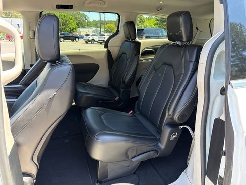 Used 2024 Chrysler Pacifica Touring-L FWD image 17