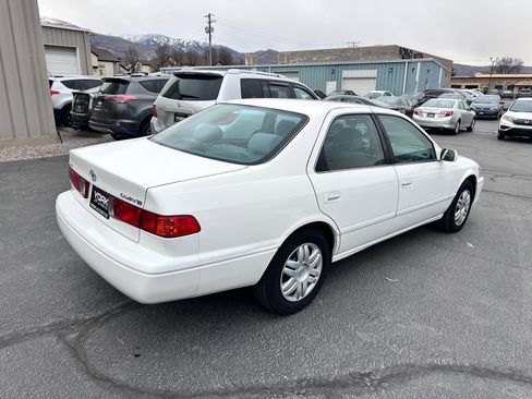 Used 2000 Toyota Camry LE image 3