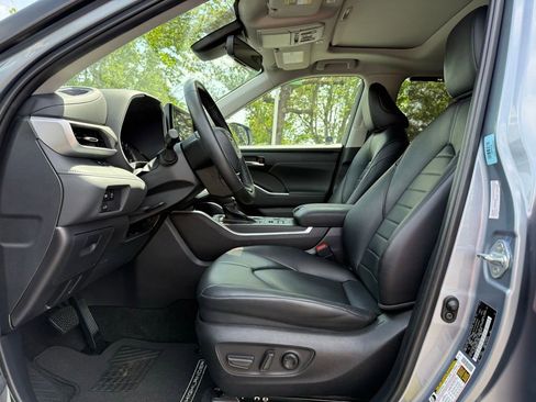 Certified 2024 Toyota Highlander XLE AWD/4WD image 12