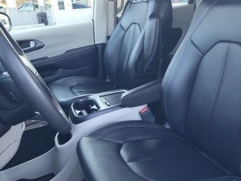 Used 2024 Chrysler Pacifica Touring-L FWD image 5