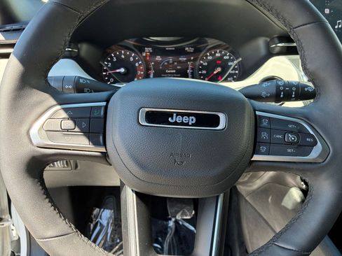 Used 2025 Jeep Compass Limited image 29