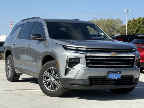 Used 2025 Chevrolet Traverse LT image 2