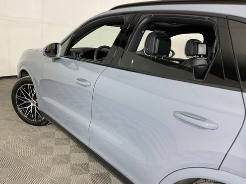 Used 2025 Porsche Cayenne AWD/4WD image 33