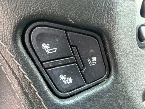 Used 2017 GMC Yukon SLT AWD/4WD image 28