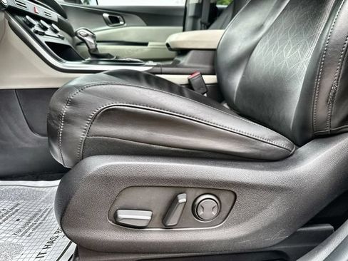 Used 2023 Kia Carnival LX FWD image 16