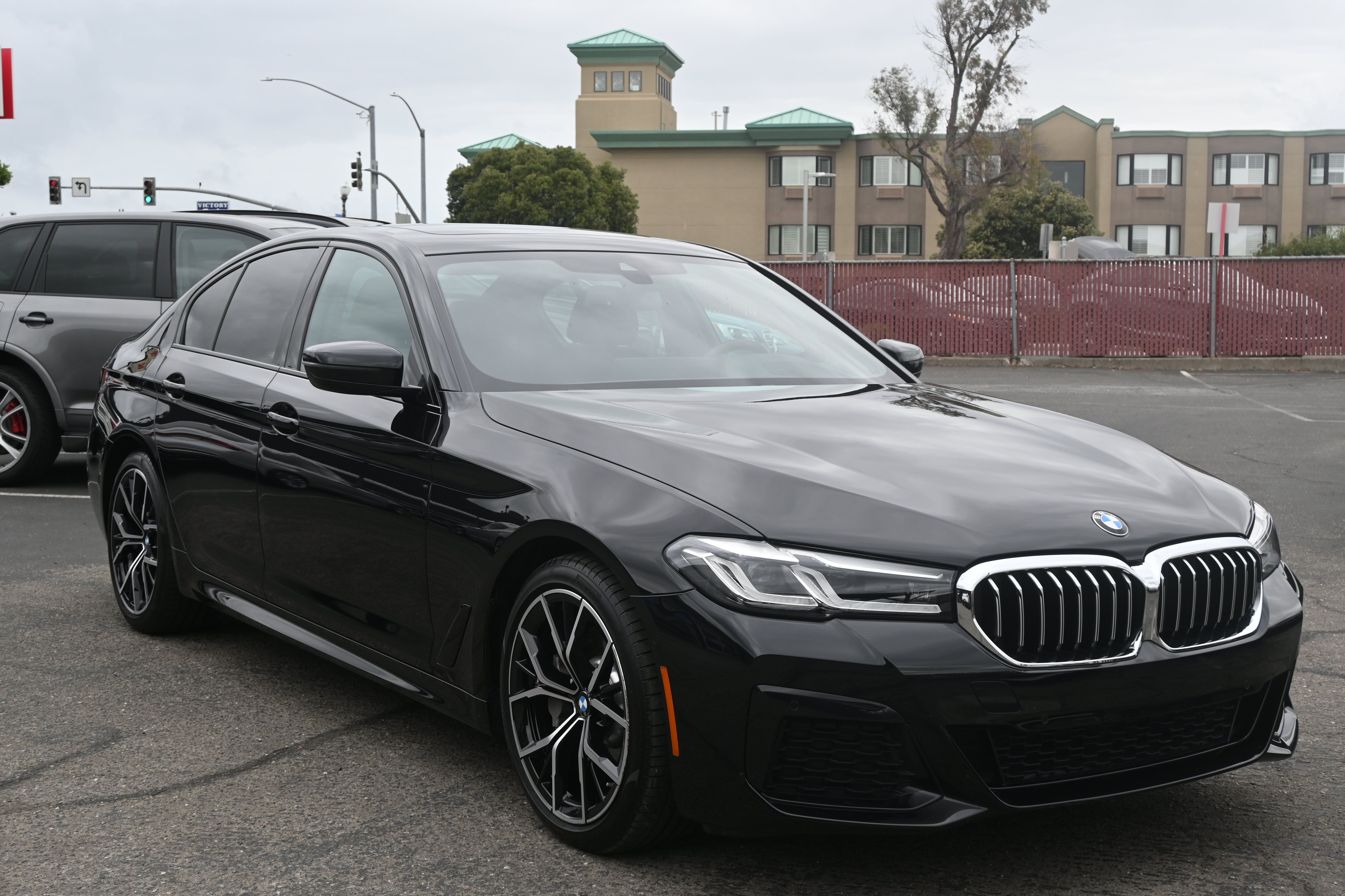 Used 2022 BMW 530i w/ M Sport Package RWD image 3
