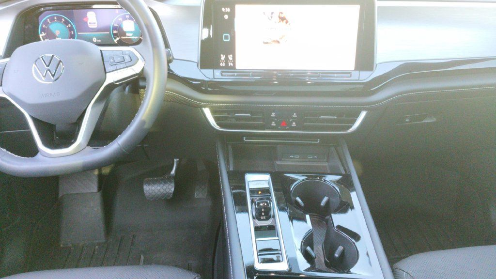 Used 2024 Volkswagen Atlas Cross Sport SE w/ Panoramic Sunroof Package FWD image 20