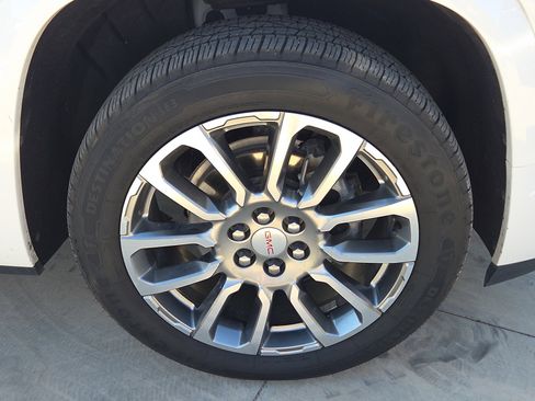 Used 2022 GMC Acadia Denali w/ Denali Ultimate Package FWD image 9
