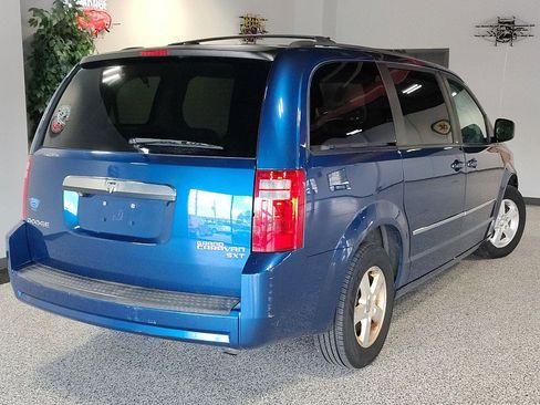Used 2010 Dodge Grand Caravan SXT w/ Entertainment Group 2 FWD image 9