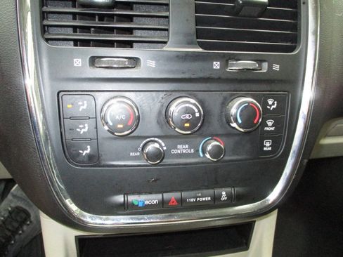 Used 2016 Dodge Grand Caravan SXT w/ Rear Park Assist Package FWD image 22