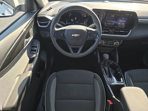 Used 2025 Chevrolet TrailBlazer LT FWD image 3
