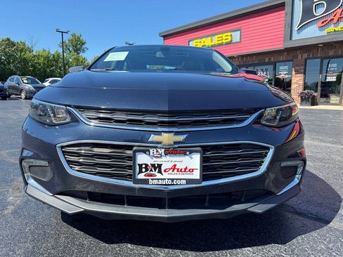 Used 2017 Chevrolet Malibu LT w/ Leather Package FWD image 2