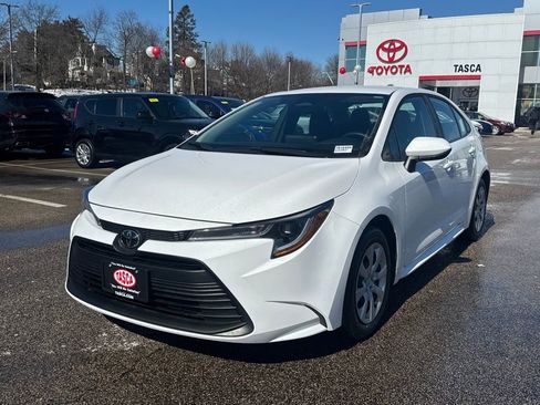 Used 2024 Toyota Corolla LE image 3