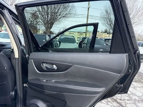 Used 2017 Nissan Rogue SV w/ Sun & Sound Touring Package image 29