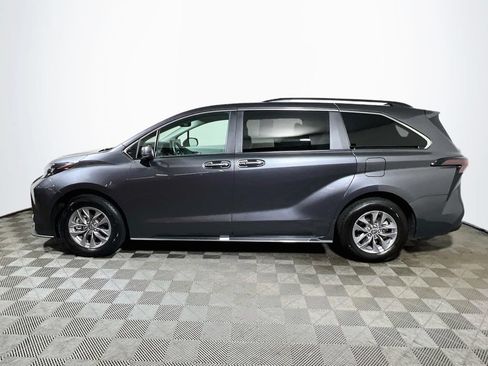 Certified 2025 Toyota Sienna XLE FWD image 4