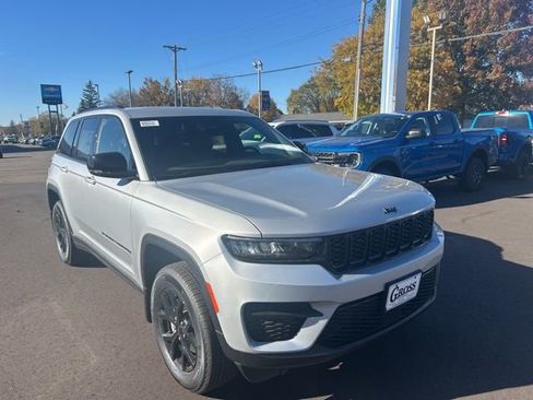 Used 2025 Jeep Grand Cherokee Altitude AWD/4WD image 2