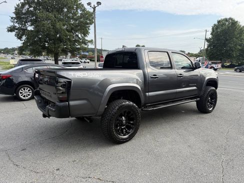Used 2018 Toyota Tacoma TRD Sport AWD/4WD image 5