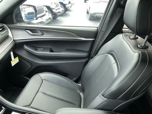 New 2025 Jeep Grand Cherokee Limited w/ Luxury Tech Group II image 24