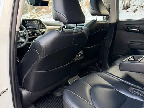 Used 2022 Toyota Highlander XLE image 28