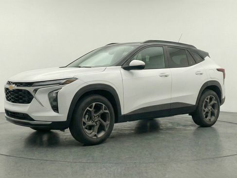 Used 2025 Chevrolet Trax LT image 3