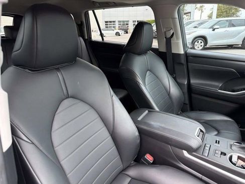 Certified 2020 Toyota Highlander XLE FWD image 17