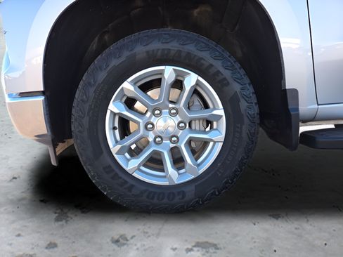 Used 2022 Chevrolet Silverado 1500 LT w/ Z71 Off-Road Package AWD/4WD image 12