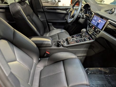 Certified 2025 Porsche Macan image 28
