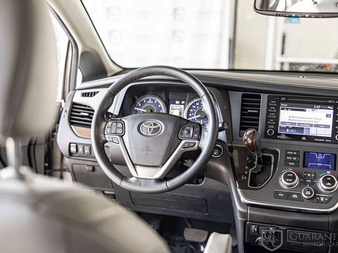 Used 2019 Toyota Sienna Limited image 36