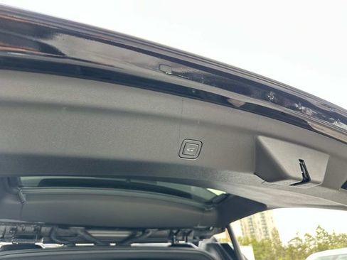 Used 2023 Chevrolet Suburban Premier image 19