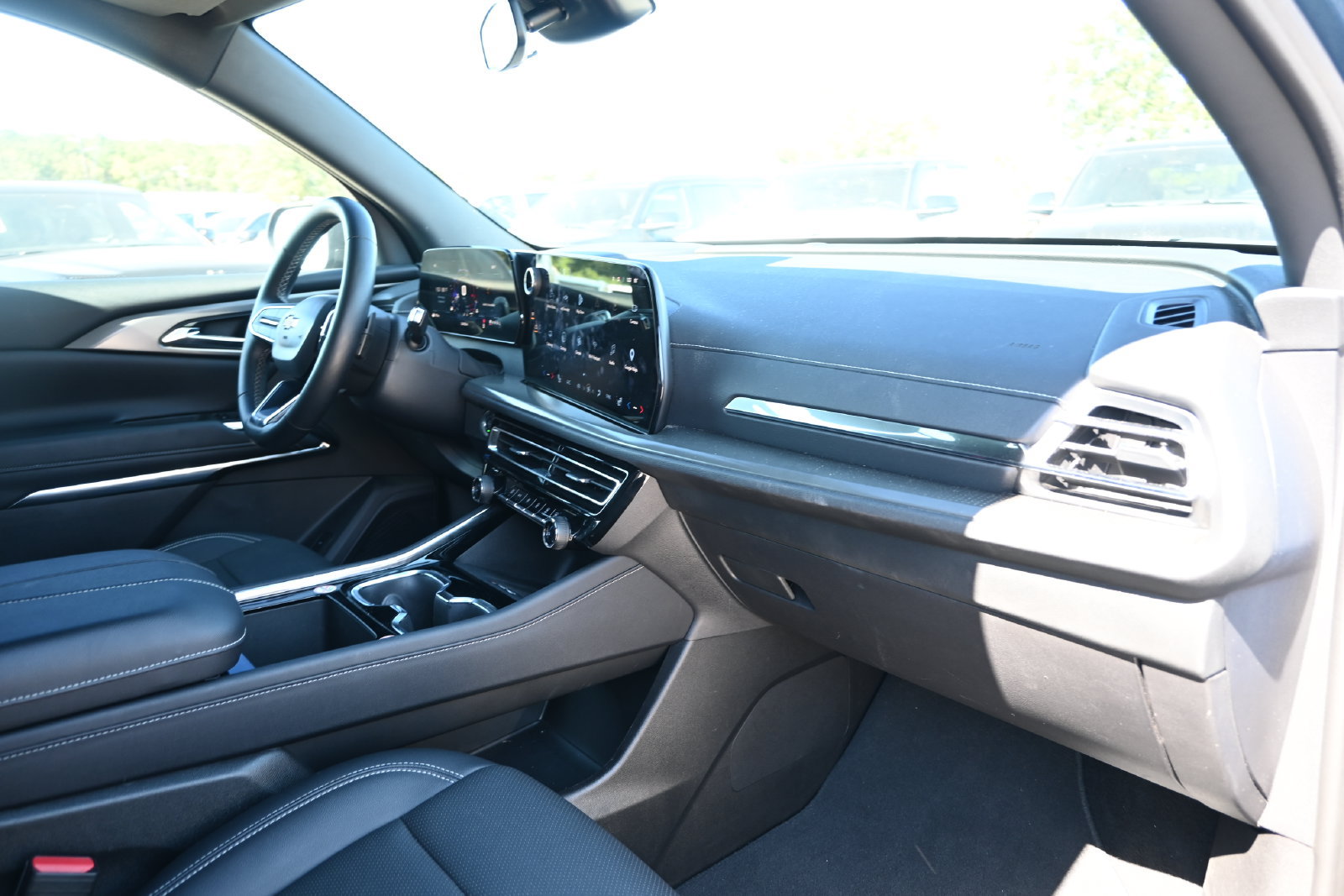 Used 2026 Chevrolet Traverse LT FWD image 32